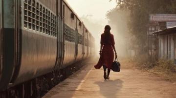 生活如列车奔向未知，工作压力下的孤独与温暖相伴