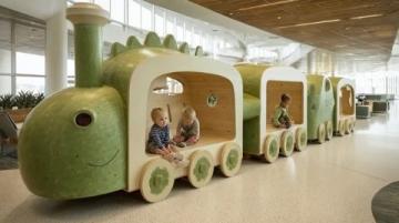 这趟绿皮火车让你更好奇的是——为什么在高铁时速300公里的今天,一列时速不到60公里的普快会成为城市新宠?