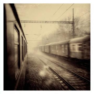 人生如一趟疾驰的列车，载着岁月的行囊不断奔赴远方