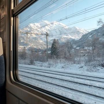 冰河列车之旅：瑞士阿尔卑斯山全景玻璃窗下的慢时光