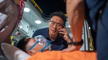 中秋列车急症，两医生跨车厢接力救治心脏病患者