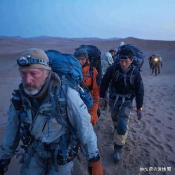 救援的时刻：无名站台工作人员86秒的惊险生死斗争