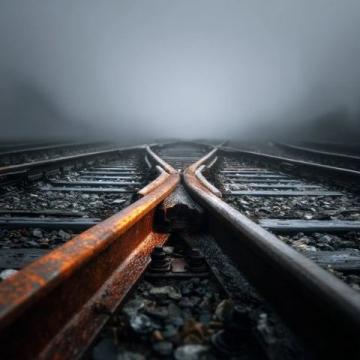 列车上的意外：一场心碎事故下的信任与救助探讨