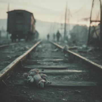 太惊险了!86秒生死时速!就在列车即将发车的那一刻,一个幼童竟然从车厢跑出