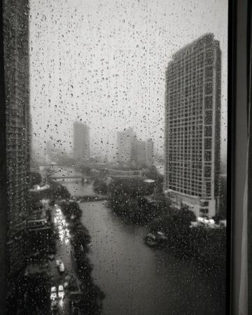 深圳罗湖火车站负一楼水患事件：暴雨致车站瘫痪，出行受阻