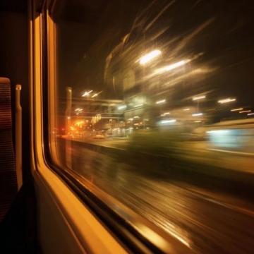 晚来枕上起梦,梦中列车如约而至.