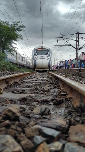 火车脱轨空调故障：紧急自救措施引发的思考与讨论