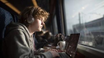 凌晨五点，火车硬座上突发噪音，一名女子大声播放音乐