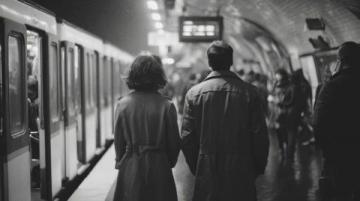 就在那一瞬间，时间仿佛静止了,列车的汽笛声刺破空气，现场的每个人都屏住了呼吸