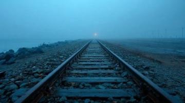 错过列车的痛苦:源于追逐还是期望?