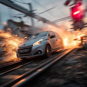 女子下车扔垃圾转身动车已开行，1岁多和7岁女儿被落车上