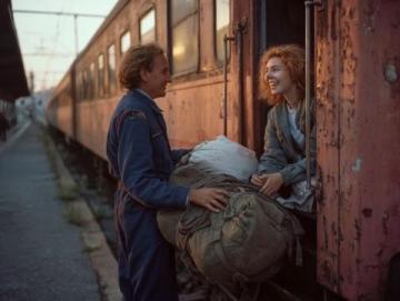 乘警暖心相助：错失火车后的妻子在火车站的希望之光