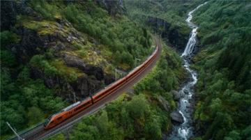 瑞士创最长客运列车世界纪录：1.9公里阿尔卑斯山脉之旅