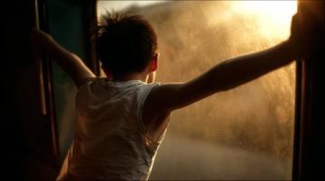 太惊险了!86秒生死时速!就在列车即将发车的那一刻,一个幼童竟然从车厢跑出