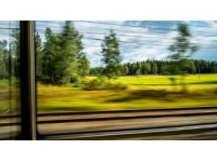 人生如一趟疾驰的列车，载着岁月的行囊不断奔赴远方