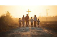 人生之旅中，亲情与友情是两条并行的铁轨