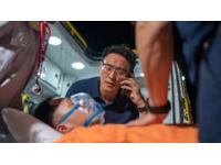 中秋列车急症，两医生跨车厢接力救治心脏病患者