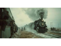 1976年，一列火车在驶入唐山时突遭大地震，车厢脱轨一下子翻倒，燃起熊熊大火