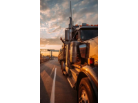 独特自驾：男子用货车拖火车车厢，挑战与创意并存的公路之旅