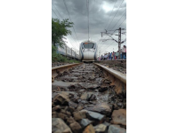 火车脱轨空调故障：紧急自救措施引发的思考与讨论