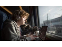 凌晨五点，火车硬座上突发噪音，一名女子大声播放音乐