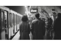 就在那一瞬间，时间仿佛静止了,列车的汽笛声刺破空气，现场的每个人都屏住了呼吸