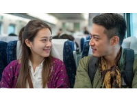 离异列车售货员与网红拥抱被解雇后续：公司道歉恢复工作，网友热议外包用工问题