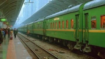 河南火车站突发：未购票乘客报名字顺利上软卧车厢引发热议