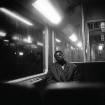 凌晨五点的火车硬座车厢：无赖行为的背后，揭示社会规则与个人主义的冲突