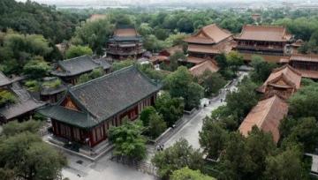 高温天游览恭王府,这几年，我频繁往返北京，都是汽车—火车—地铁，直达医院