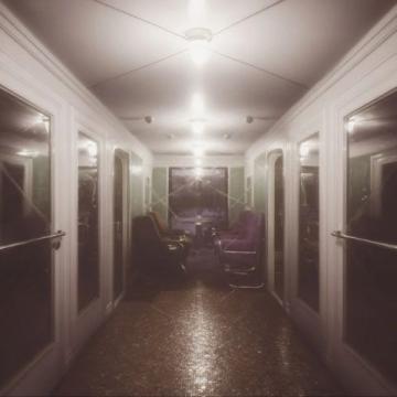 凌晨五点的火车硬座车厢：无赖行为的背后，揭示社会规则与个人主义的冲突