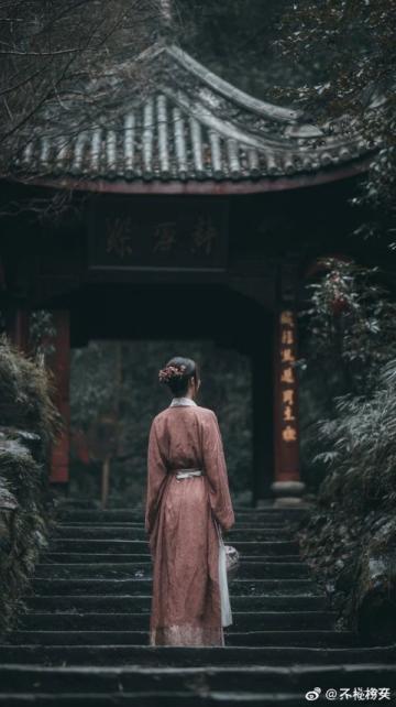 在湖南湘西自治州古丈县的武陵山脉深处，藏着一座小巧而富有人情味的火车站——万岩车