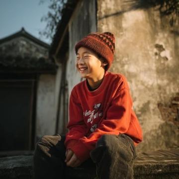 从绿皮车到城市梦：90后儿时的乡愁与仪陇村的情感纽带