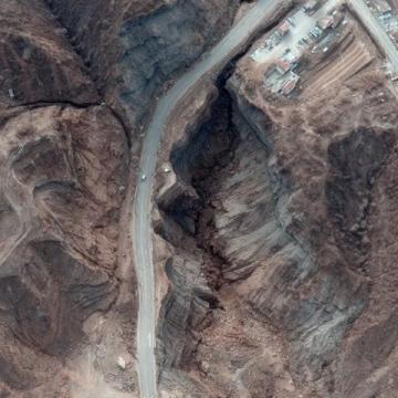 甘肃货运列车因山体滑坡而脱轨