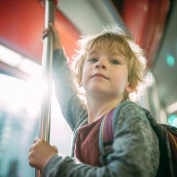 如何应对孩子在火车上的吵闹：家长必备攻略