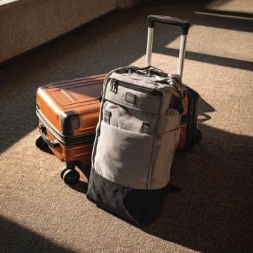 惊险出行：同行行李不翼而飞，误将他人背包当己有