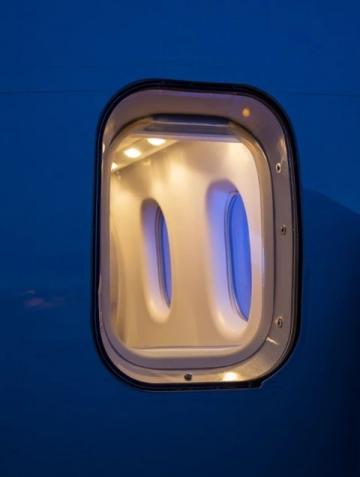 高铁厕所门锁故障致乘客被困，乘务员协调救援无效乘客踹门救助