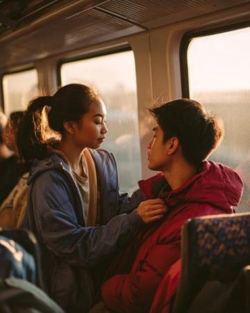 深夜火车上的奇迹：陌生人携手迎接新生命