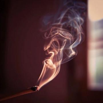 高铁站及站台应全面禁止吸烟