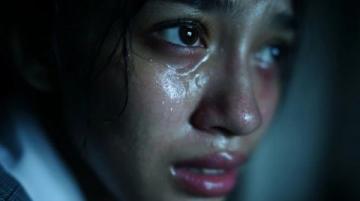 乘警暖心举动让悲痛妻子哭得更凶，网友：这才是人民警察！