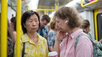 阜南女护士救助旅客-阜南女护士列车上救人