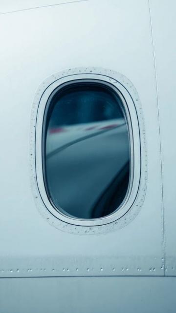 高铁厕所门锁故障致乘客被困，乘务员协调救援无效乘客踹门救助