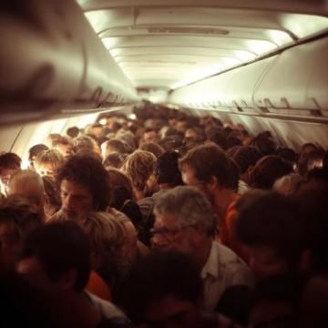 高铁厕所门锁故障致乘客被困，乘务员协调救援无效乘客踹门救助