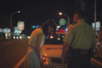 乘警暖心举动让悲痛妻子哭得更凶，网友：这才是人民警察！