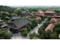 高温天游览恭王府,这几年，我频繁往返北京，都是汽车—火车—地铁，直达医院