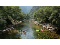 在湖南湘西自治州古丈县的武陵山脉深处，藏着一座小巧而富有人情味的火车站——万岩车