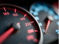 限速25公里小轿车乱象背后的原因你得知道！