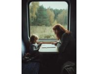 孩子在火车上不停哭闹，父母该怎么处理？专家支招，轻松解决问题