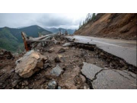 甘肃货运列车因山体滑坡而脱轨