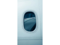 高铁厕所门锁故障致乘客被困，乘务员协调救援无效乘客踹门救助